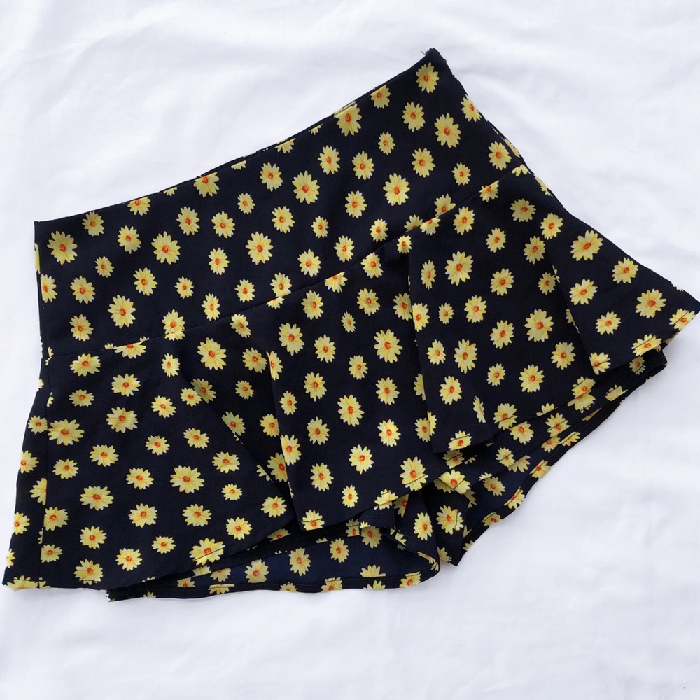 NWOT Floral Daisy Skort